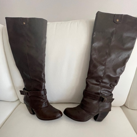 Brown with reddish hue colour knee high faux leather boots - Picture 1 of 10
